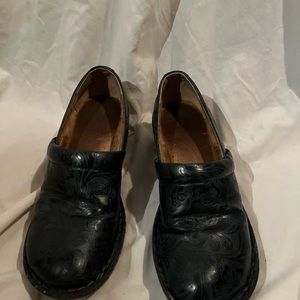 LIGHTLY USED Women’s Bass Nursing Clogs.  Size 7